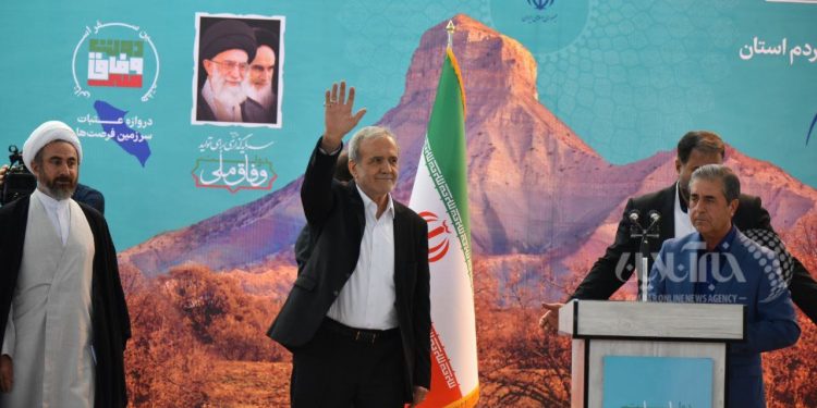 تصاویر | دیدار عمومی پزشکیان با مردم در مصلی شهر ایلام