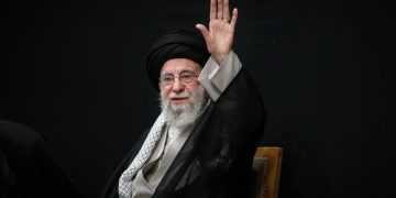 رهبر انقلاب: ایران را به اوج افتخار می‌رسانیم