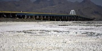 استاندار آذربایجان‌غربی: وضعیت دریاچه ارومیه مناسب نیست / خشک شدن نگین آبی آذربایجان تاثیر منفی بر منطقه دارد