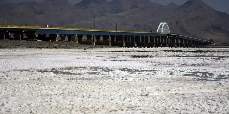 استاندار آذربایجان‌غربی: وضعیت دریاچه ارومیه مناسب نیست / خشک شدن نگین آبی آذربایجان تاثیر منفی بر منطقه دارد