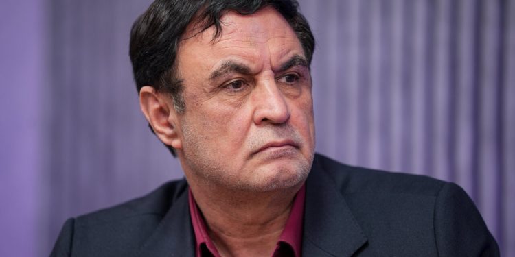 پیشنهاد ایمانی برای پلکانی شدن قیمت بنزین و برق/ در کشور ما قیمت بنزین از آب ارزان تر است