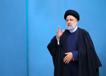 ببینید | روایت حجت‌الاسلام مومنی از لحظه دفن پیکر شهید رئیسی