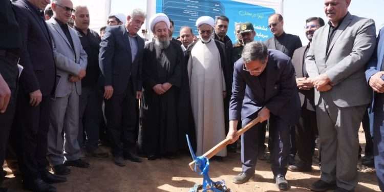واحد فرآوری سیلیس در شهرستان شاهین‌دژ با سرمایه‌گذاری ۶۶۰ میلیارد تومانی کلنگ‌زنی شد