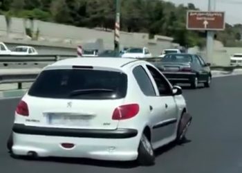 ببینید | اقدام عجیب راننده پژو ۲۰۶ در خیابان‌های تهران؛ تایرها راشیتیسم گرفتند!
