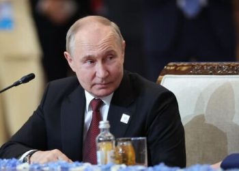 ببینید | استفاده محافظان شخصی پوتین از یک وسیله جدید در جریان یک مراسم رسمی!