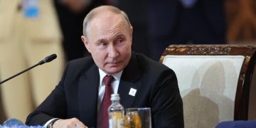 ببینید | استفاده محافظان شخصی پوتین از یک وسیله جدید در جریان یک مراسم رسمی!