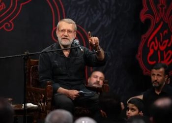 منبرنشینی به سبک علی لاریجانی در هیئت میثم مطیعی/ چگونه رئیس مجلس قانون گذار برجام روی منبر مداح ضد برجام سخنرانی کرد