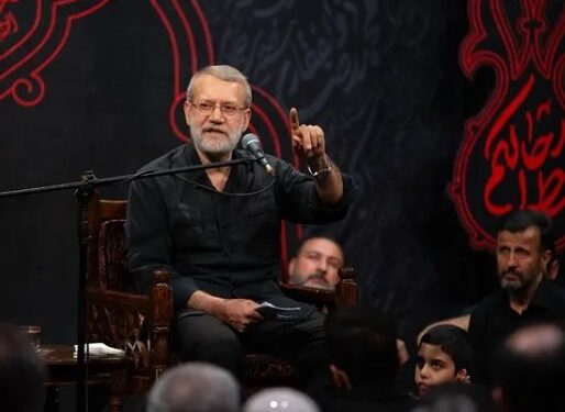 منبرنشینی به سبک علی لاریجانی در هیئت میثم مطیعی/ چگونه رئیس مجلس قانون گذار برجام روی منبر مداح ضد برجام سخنرانی کرد