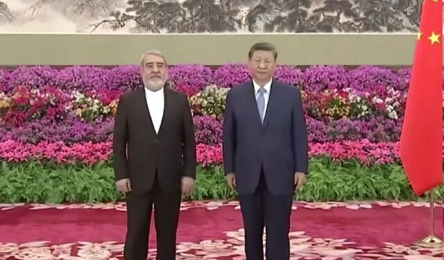 رحمانی فضلی استوارنامهاش را با بالاترین سطح اختیارات دیپلماتیک به شیجینپینگ تقدیم کرد/عکس