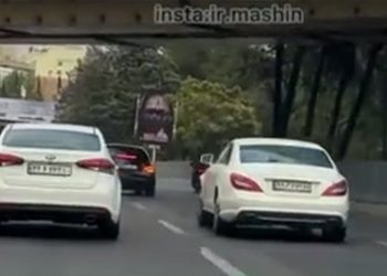 ببینید | لحظه تصادف عجیب مرسدس بنز CLS در یک بزرگراه در تهران!