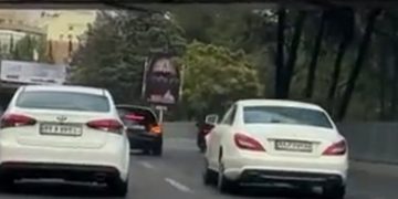 ببینید | لحظه تصادف عجیب مرسدس بنز CLS در یک بزرگراه در تهران!