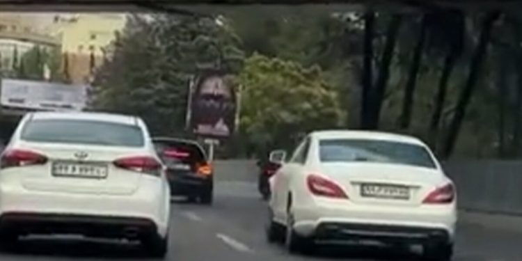 ببینید | لحظه تصادف عجیب مرسدس بنز CLS در یک بزرگراه در تهران!