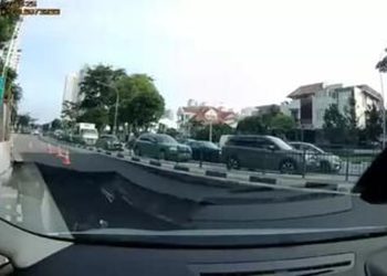 ببینید | ناپدید شدن ناگهانی یک خودروی سواری در خیابان سنگاپور!