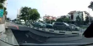 ببینید | ناپدید شدن ناگهانی یک خودروی سواری در خیابان سنگاپور!