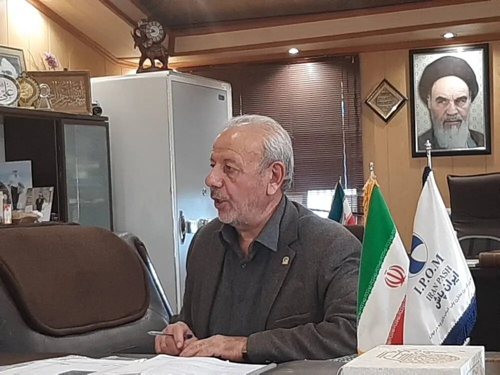 یک کارآفرین و تولیدکننده برخی با استفاده از مواد خطرناک