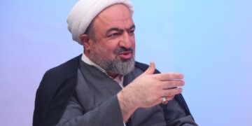 هر کاری برای دیده شدن، حتی خلاف نظر رهبری!