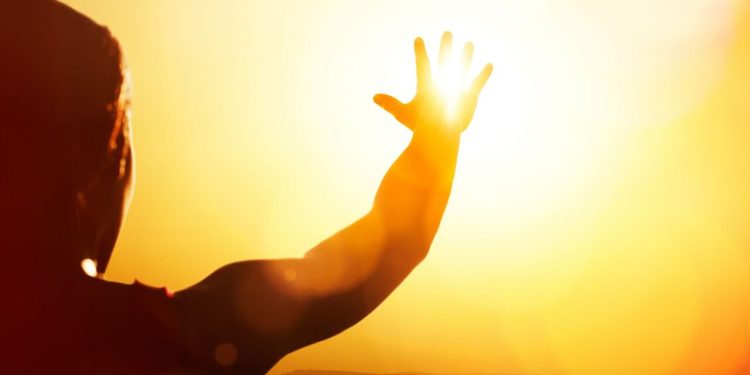 راه‌های پیشگیری از آسیب‌زایی اشعه UV بر پوست و مو/ توضیحات یک دکترای صلاحیت حرفه‌ای پوست و مو