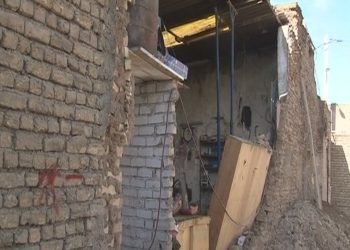 ببینید | لحظه دلخراش فرو ریختن دیوار قدیمی در میمه جان روی یک زن