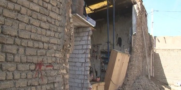 ببینید | لحظه دلخراش فرو ریختن دیوار قدیمی در میمه جان روی یک زن
