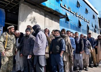 ببینید | صف طولانی افغان‌ها جلوی سفارت ایران در کابل برای گرفتن گذرنامه و ورود قانونی به ایران!