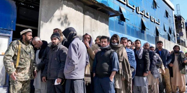 ببینید | صف طولانی افغان‌ها جلوی سفارت ایران در کابل برای گرفتن گذرنامه و ورود قانونی به ایران!