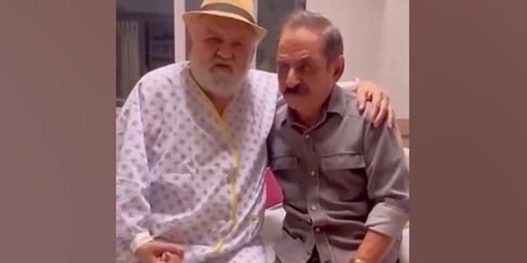 ببینید | اولین تصاویر از اکبر عبدی در بیمارستان؛ آقای بازیگر با کلاه روی تخت در کنار آقا رشید!