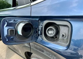 ببینید | چرا درب باک بعضی ماشین‌ها سمت چپ است و بعضی‌ها راست؟