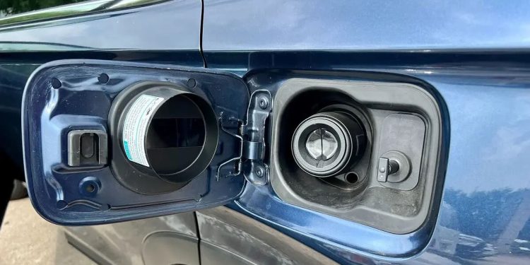 ببینید | چرا درب باک بعضی ماشین‌ها سمت چپ است و بعضی‌ها راست؟