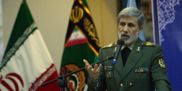 امیرحاتمی: ارتش به هر متجاوزی پاسخی پشیمان‌کننده‌تر می‌دهد