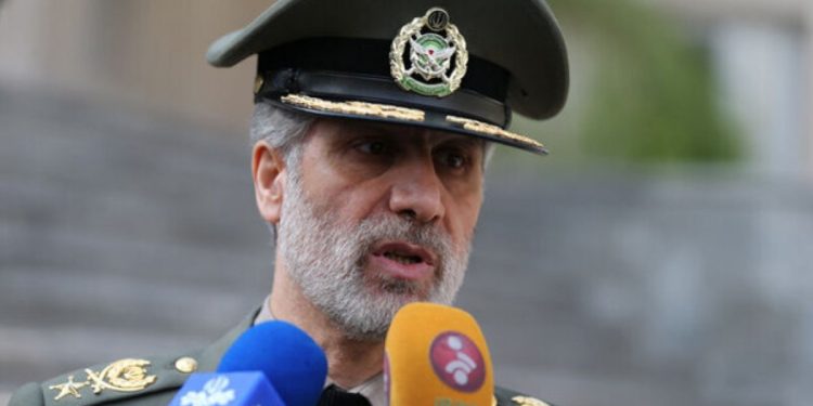 تهدید دشمن را تمام شده تلقی نمیکنیم