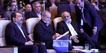 تجلیل ۴ واحد صنعتی نمونه و یک پیشکسوت صنعتی برگزیده ملی با حضور رییس جمهور و استاندار
