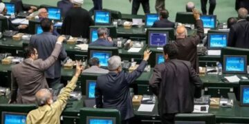 بستن تنگه هرمز و خروج از «ان‌پی‌تی» بهانه به دست دشمن می‌دهد
