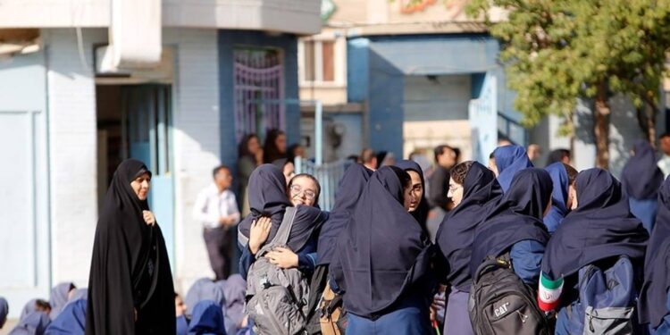 ۱۰ ویژگی کیف و کفش مناسب دانش‌آموزان