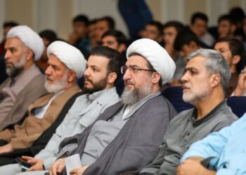 امام جمعه تبریز به تماشای نمایش «جمعه‌ای که تعطیل نبود» رفت