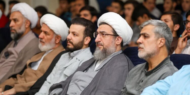 امام جمعه تبریز به تماشای نمایش «جمعه‌ای که تعطیل نبود» رفت