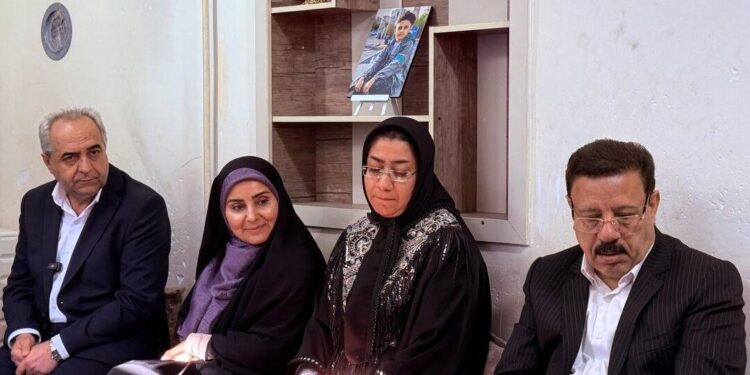 واگذاری زمین مسکونی به خانواده‌های ۲ شهید دانش‌آموز تبریزی به دستور وزیر راه‌ و شهرسازی 