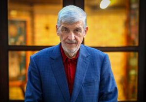 نفوذی می تواند با عمامه و محاسن یا با کراوات، چادری یا بی چادر باشد