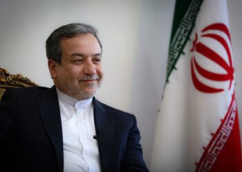 شکرخدا سر عراقچی خلوت شده؛ در مراسم ورزشی کری می‌خواند