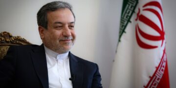 شکرخدا سر عراقچی خلوت شده؛ در مراسم ورزشی کری می‌خواند