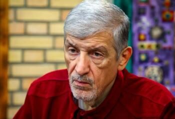 همین‌ها به سفارتخانه‌ها یورش بردند، زنان بدون حجاب زیادی در مراسم تشییع فرماندهان شهید اشک ریختند