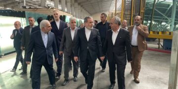 وزیر امور خارجه از کارخانه شیشه آذر در استان آذربایجان شرقی بازدید کرد