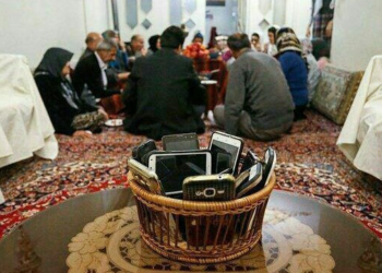 یک قاب شیشه‌ای؛ مهمان ناخوانده و دائمی دورهمی‌هایمان