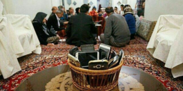 یک قاب شیشه‌ای؛ مهمان ناخوانده و دائمی دورهمی‌هایمان