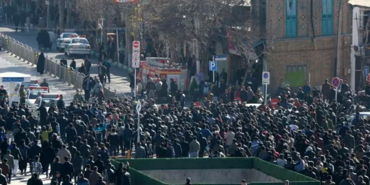 اعتراض مردم را زیر آوار اغتشاشات پنهان نکنید؛ مردم گلایهمندند 1 اعتراض مردم را زیر آوار اغتشاشات پنهان نکنید؛ مردم گلایهمندند