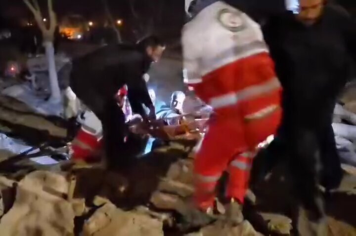 کشف پیکر 7 شهید از خانه های سازمانی راه آهن تبریز بدنبال حمله وحشیانه دشمن 2 کشف پیکر 7 شهید از خانه های سازمانی راه آهن