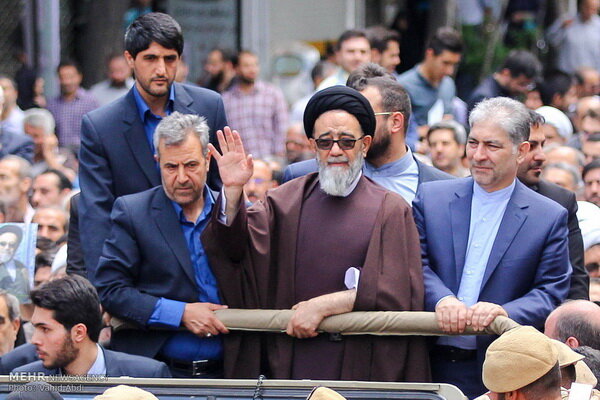داستان یادداشتی که نقد از امام جمعه تعبیر شد/ واکنش شهید آل هاشم به یادداشت: "نمی گذارد که..." 3 داستان یادداشتی که نقد از امام جمعه تعبیر شد/ واکنش شهید آل هاشم به یادداشت: "نمی گذارد که..."