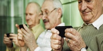 تاثیر قطعی اینترنت در «انزوای اجباری» سالمندان/ امکان تماس تصویری ضرورت ارتباطی سالمندان
